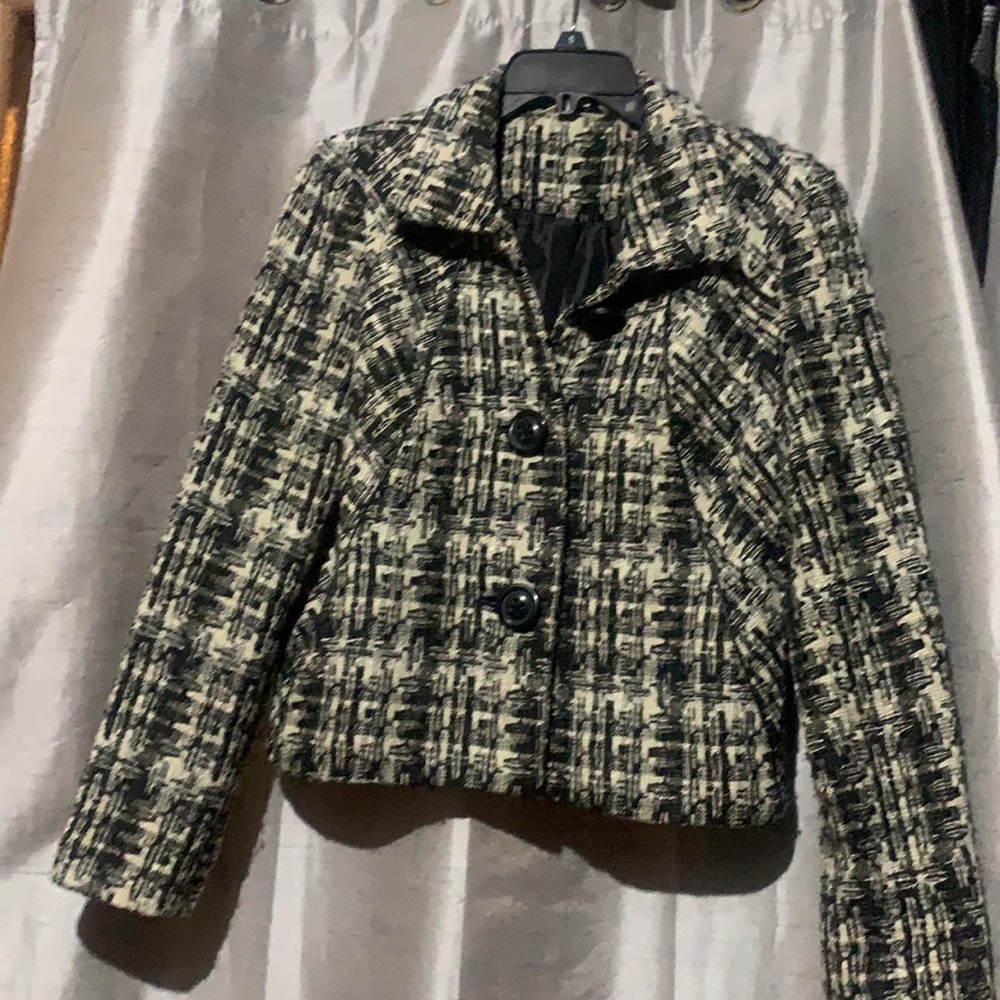 CAbi Short suit jacket, pockets, 50%Polyester, 23%Acrylic, 22% Wool 3%Rayon